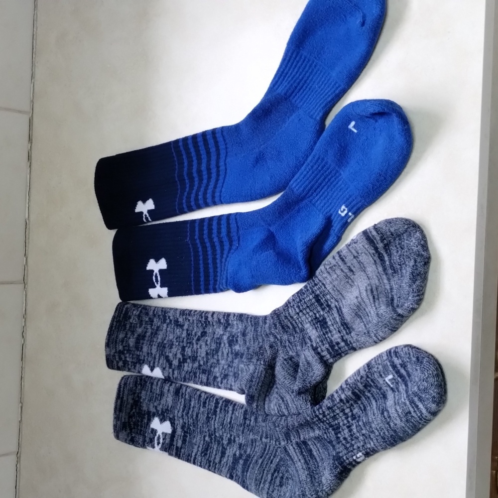 Under Armour 2 pairs of men's cushioned crew socks, size Large, like new!